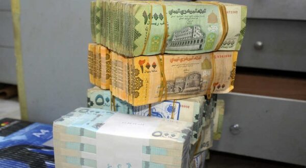 لا علاقة لبنك الكريمي بالأمر .. خبير اقتصادي يكشف أسباب انهيار الريال اليمني وإرتفاع أسعار عمولة الحوالات ..!!
