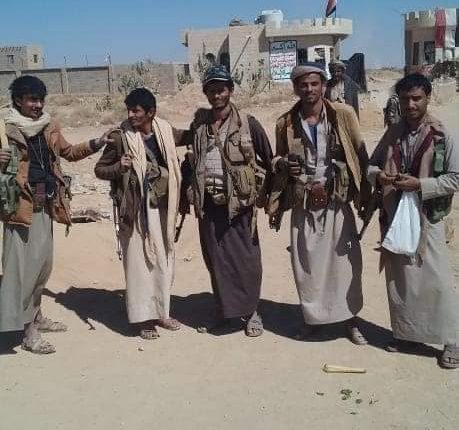 قتلته ميليشيات الحوثي.. صورة لامرأة تمسح وجهها بدماء زوجها تثير غضب اليمنيين