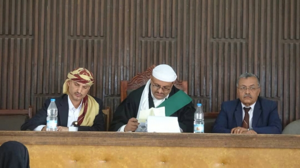 شاهد.. خطأ لم يركز عليه أحد … لحظة اصدار الحكم النهائي بحق قتلة الشهيد الاغبري .. وهذا هو المتهم الذي حصد نصيب العفو من مشنقة الاعدام