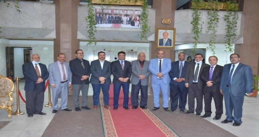 شاهد.. وزير يمني يفاجئ ويرفض السفر الى الرياض لأداء اليمين الدستورية ويتمسك بأدائها في عدن وفقاً لاتفاق الرياض
