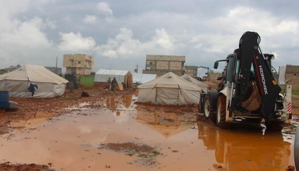 تضرر 8 آلاف أسرة بمأرب في 73 مخيماً للنازحين جراء الرياح والأمطار