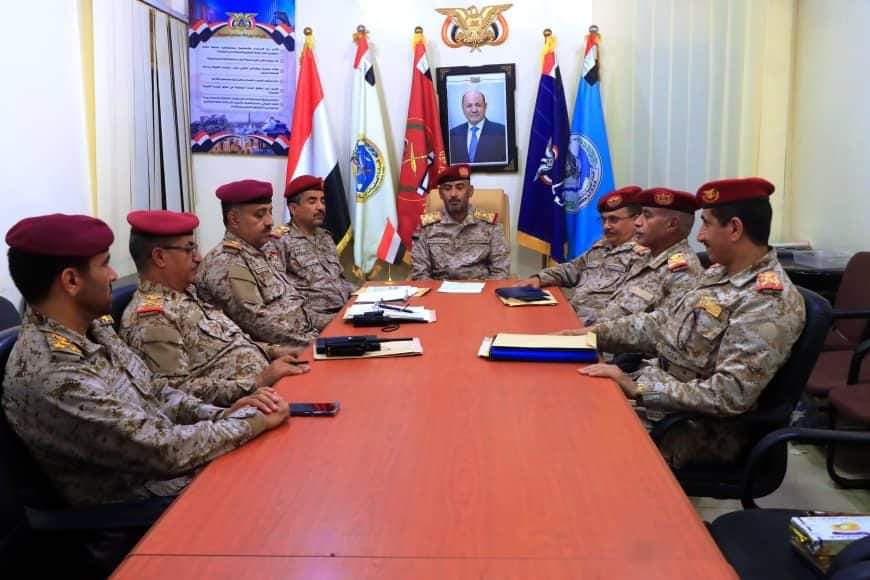 رئيس الأركان يعقد اجتماعاً برؤساء هيئات وزارة الدفاع