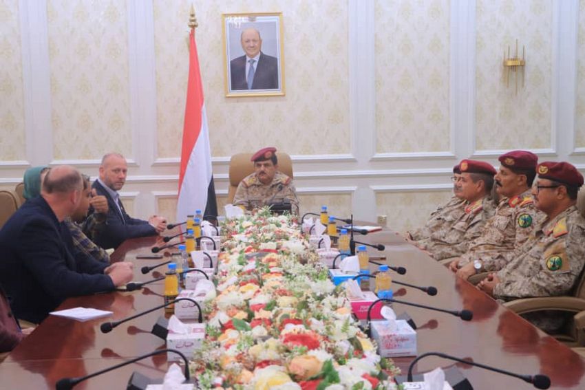 وزير الدفاع يبحث مع وفد بريطاني دعم خفر السواحل اليمنية