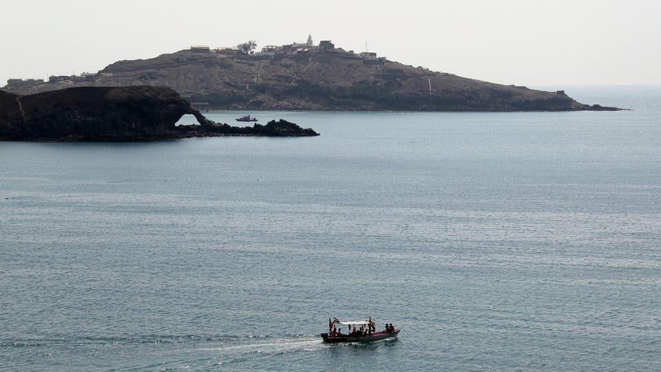 نشوب حريق على متن سفينة قبالة اليمن بعد استهدافها بصاروخين