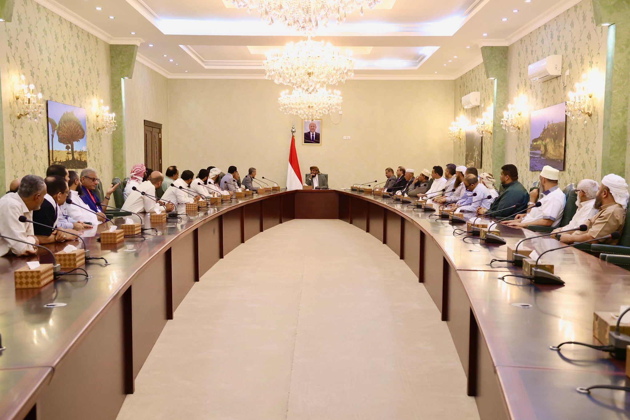 المحرّمي يتلقي قيادة الغرفة التجارية الصناعية وعددا من رجال المال والأعمال بالعاصمة المؤقتة عدن