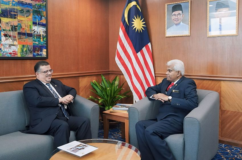 السفير باحميد يبحث مع مسؤول ماليزي تطورات الأوضاع وآفاق التنسيق في المواقف الدولية