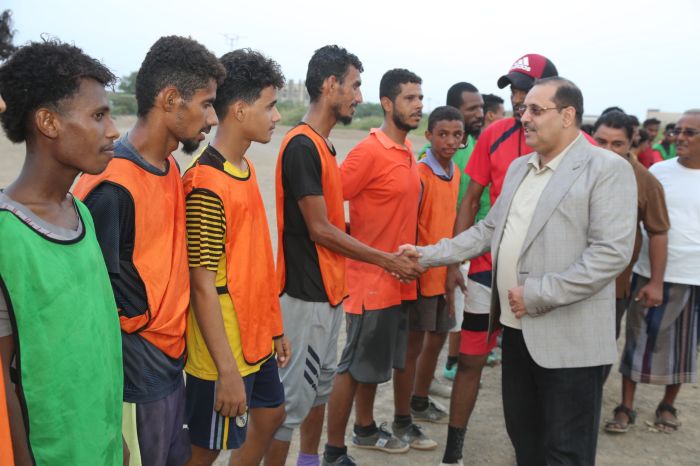 الأمين العام المساعد للمكتب السياسي يزور نادي الميناء بالمخا ويشيد بما حققوه في بطولة تعز