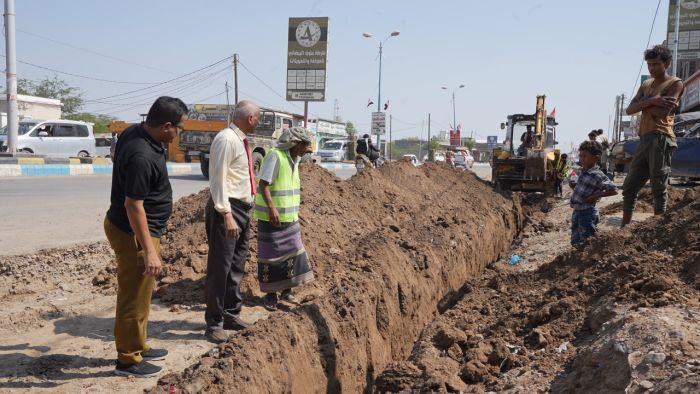 مدير عام المخا يتفقد سير العمل في مشروع تأهيل شبكة المياه بدعم طارق صالح