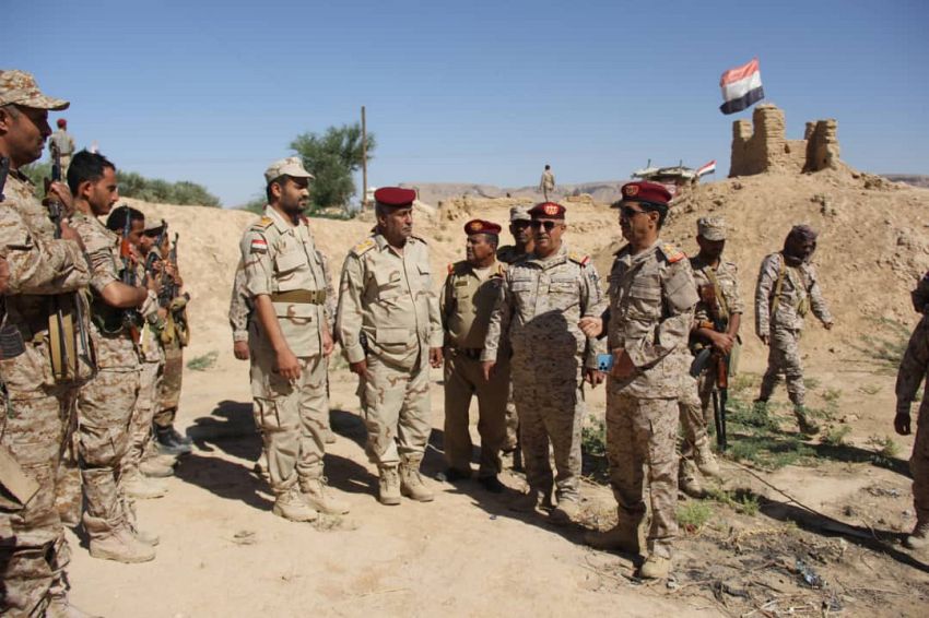 مساعد وزير الدفاع وقائد المنطقة الأولى يتفقدان عدد من النقاط والمواقع العسكرية بوادي حضرموت