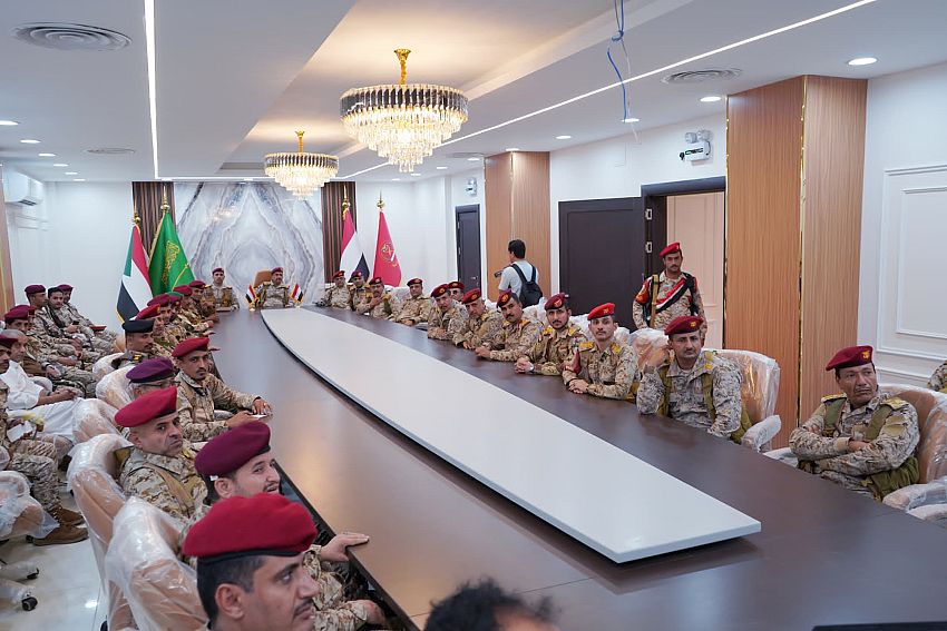 وفد عسكري برئاسة رئيس هيئة العمليات يزور المنطقة العسكرية الخامسة في حجة