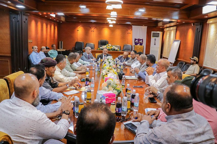 وزير النقل يطلع على سير العمل بمؤسسة موانئ خليج عدن ويؤكد جاهزية الموانئ المحررة لاستقبال الانشطة التجارية والملاحية