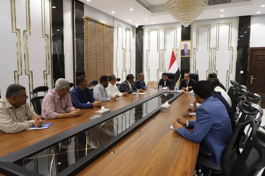 وزير النفط ومحافظ حضرموت يناقشان جهود استقرار تموين المحافظة بالمشتقات النفطية ومخزون الغاز