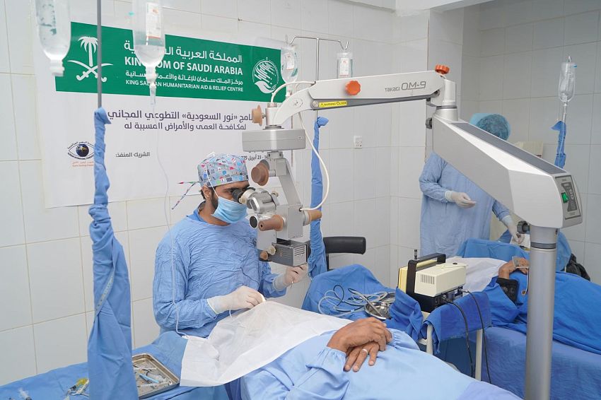 مركز الملك سلمان للإغاثة ينفّذ برنامج تطوعي لمكافحة العمى في عدن
