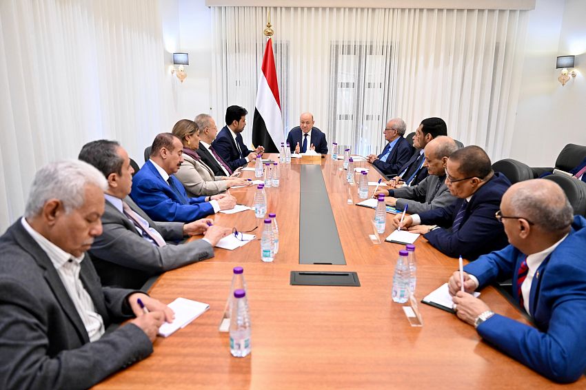 الرئيس العليمي يجتمع برئاسة هيئة التشاور وأمناء المكونات السياسية