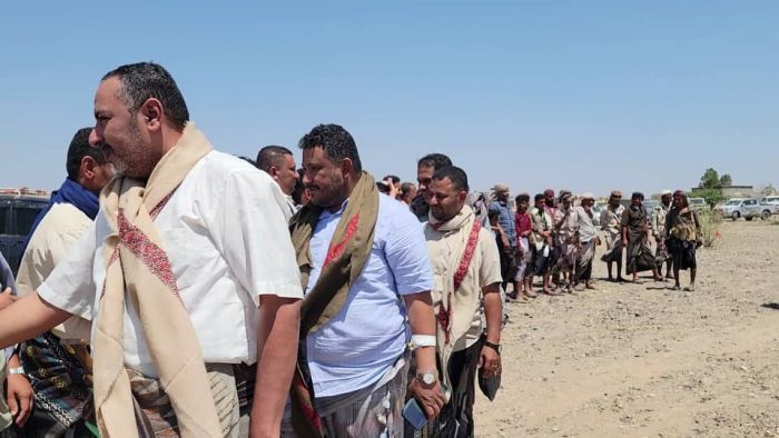 الزحزوح يطلع على أوضاع واحتياجات أهالي عزلة الزهاري في ريف المخا