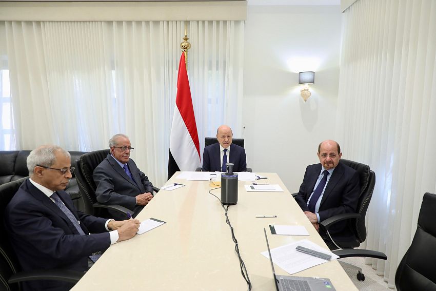 الرئيس العليمي يجتمع بقيادات وزارة الخارجية ورؤساء البعثات الدبلوماسية في الخارج