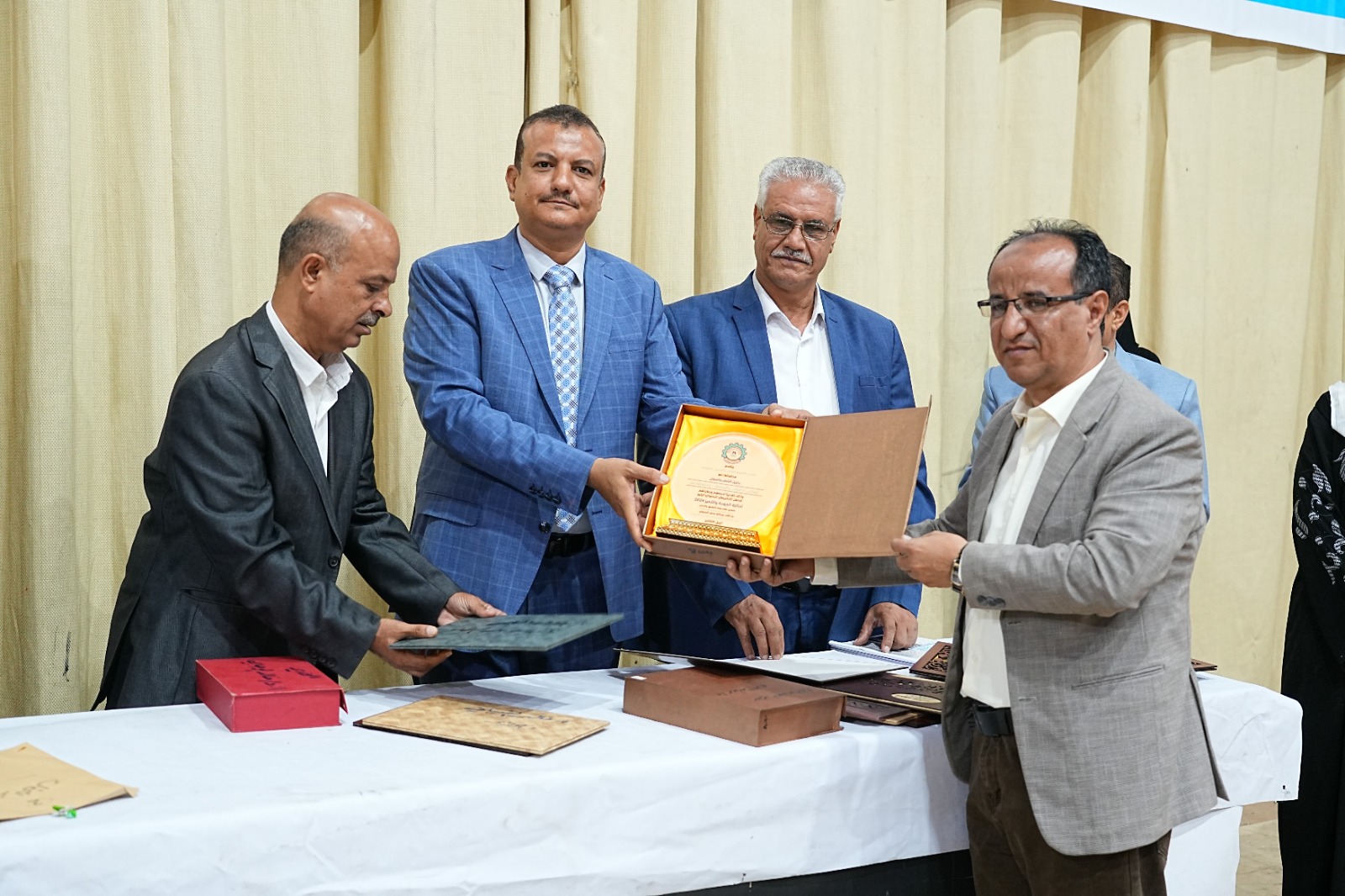 مدير عام مكتب الشباب والرياضة بتعز يشارك في الاحتفال التكريمي لطلاب أوائل الجمهورية في المعاهد المهنية والتقنية.