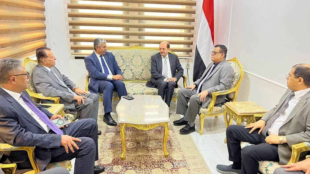 وزير الخارجية يزور السفارة اليمنية بالقاهرة