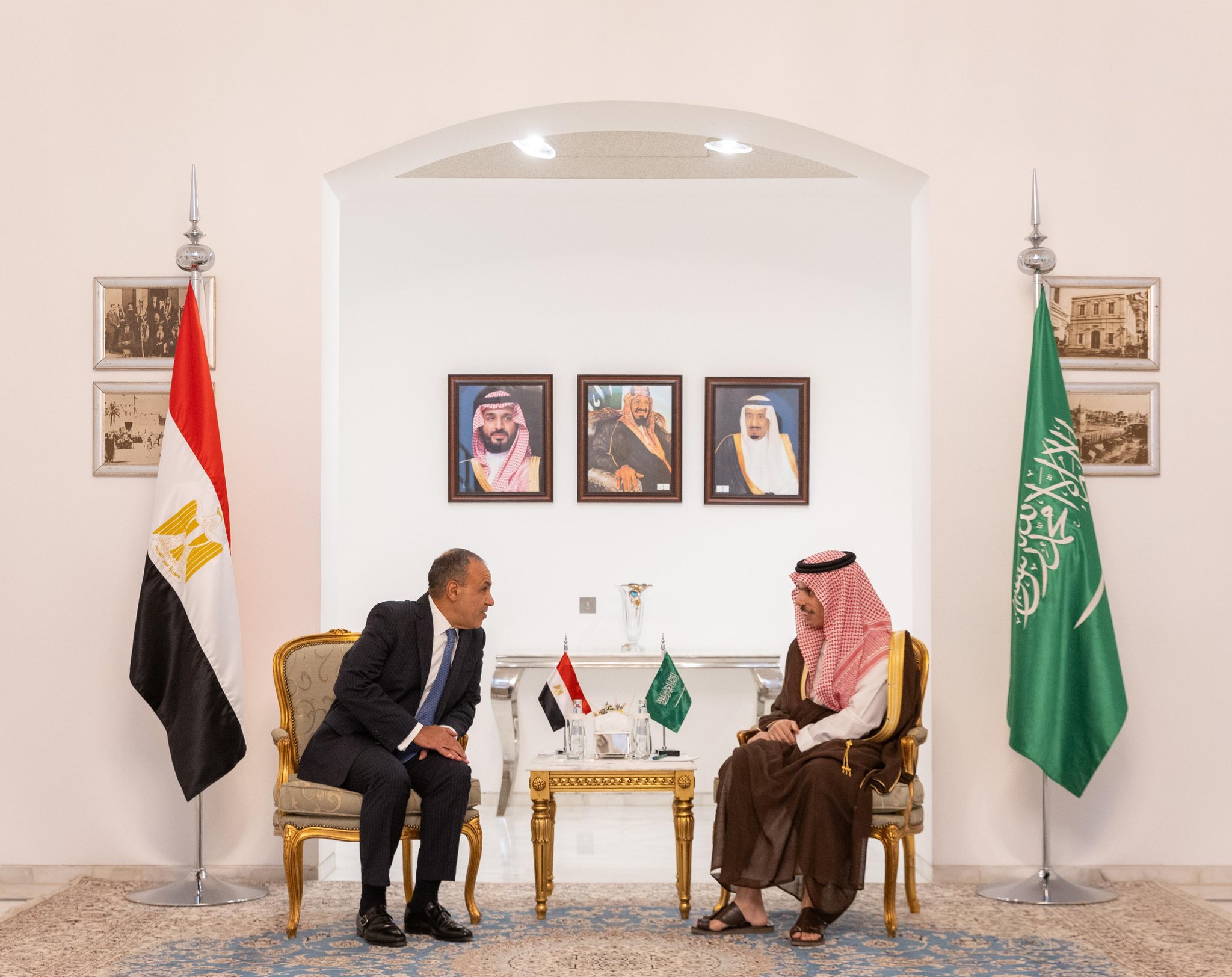 السعودية ومصر تعززان التعاون الثنائي وتناقشان قضايا إقليمية في الرياض
