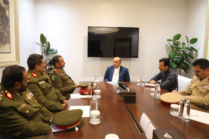 سالم الخنبشي يشيد بدور القوات المسلحة وجهود توحيد العمل العسكري