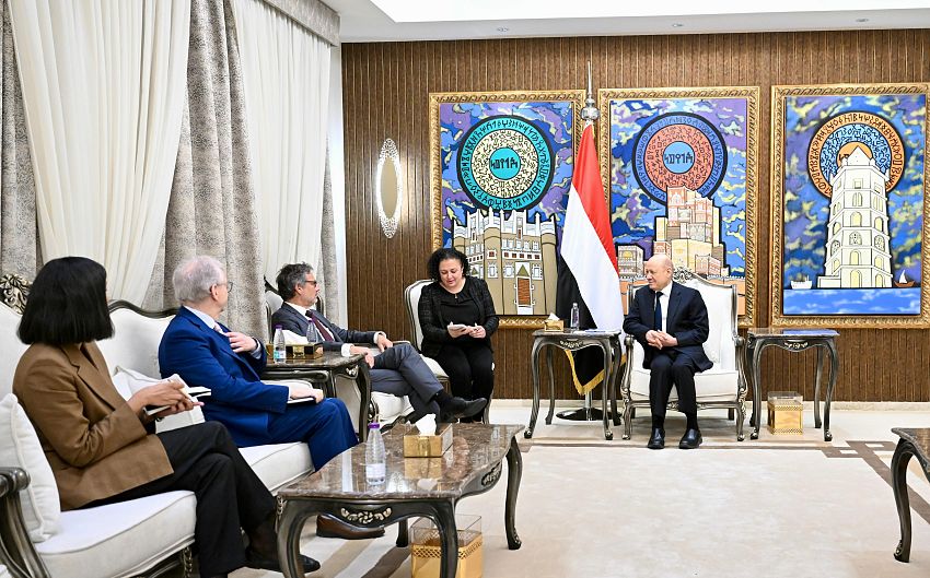 الرئيس العليمي يؤكد التزام اليمن بالشراكة الوثيقة مع المجتمع الدولي في مجال مكافحة الإرهاب وحماية الممرات المائية