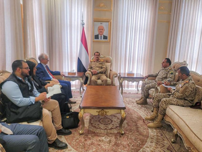 وزير الدفاع يبحث مع السفير الألماني تعزيز التعاون الثنائي