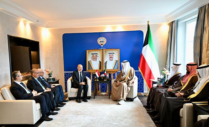 الرئيس العليمي يبحث ورئيس الوزراء الكويتي العلاقات الثنائية والدعم المطلوب للحكومة الجديدة