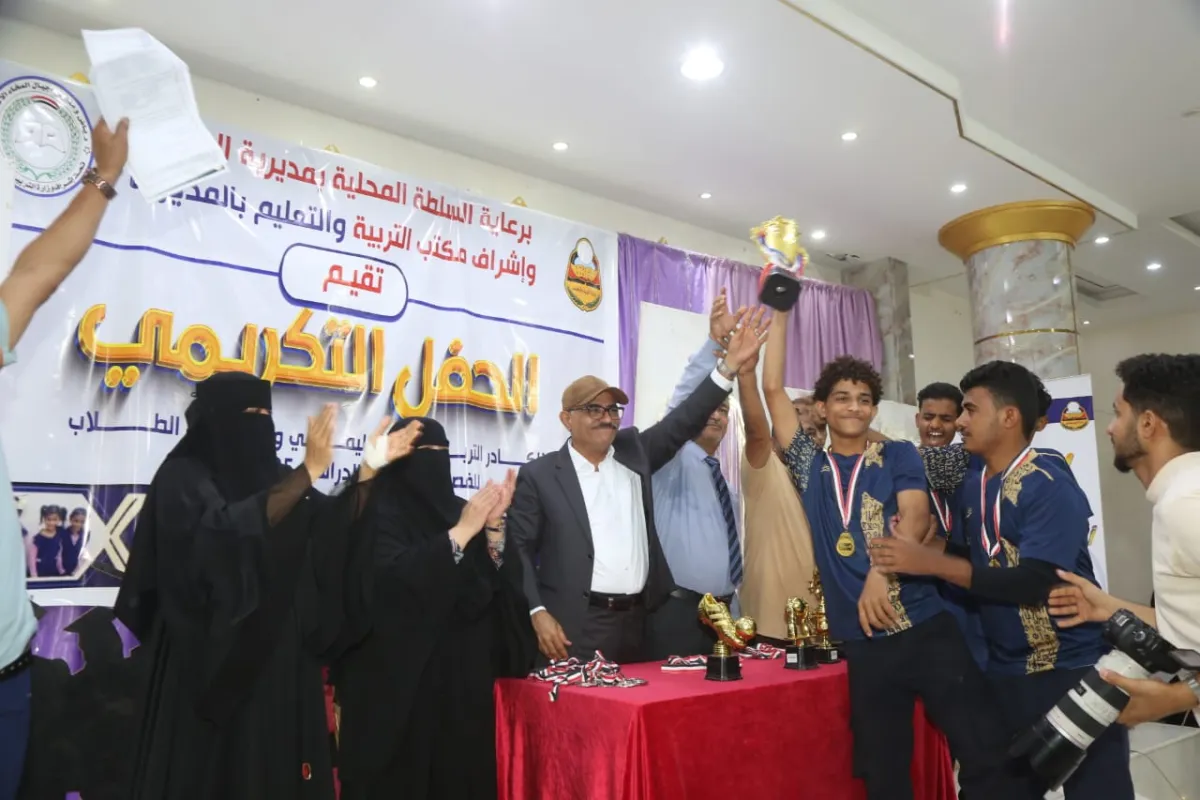 مدارس أجيال المخا تكرّم كوادرها وأوائل الطلاب