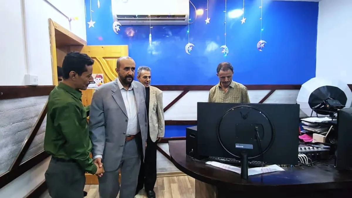 وكيل وزارة الإعلام يزور إذاعة صوت المقاومة في المخا ويشيد بدورها الوطني