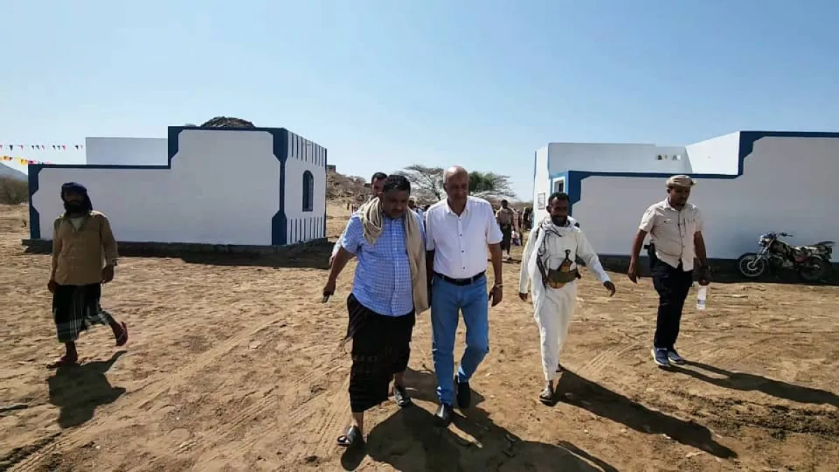 محمود وورق يتفقدان مشروع قرية سكنية جديدة بريف المخا