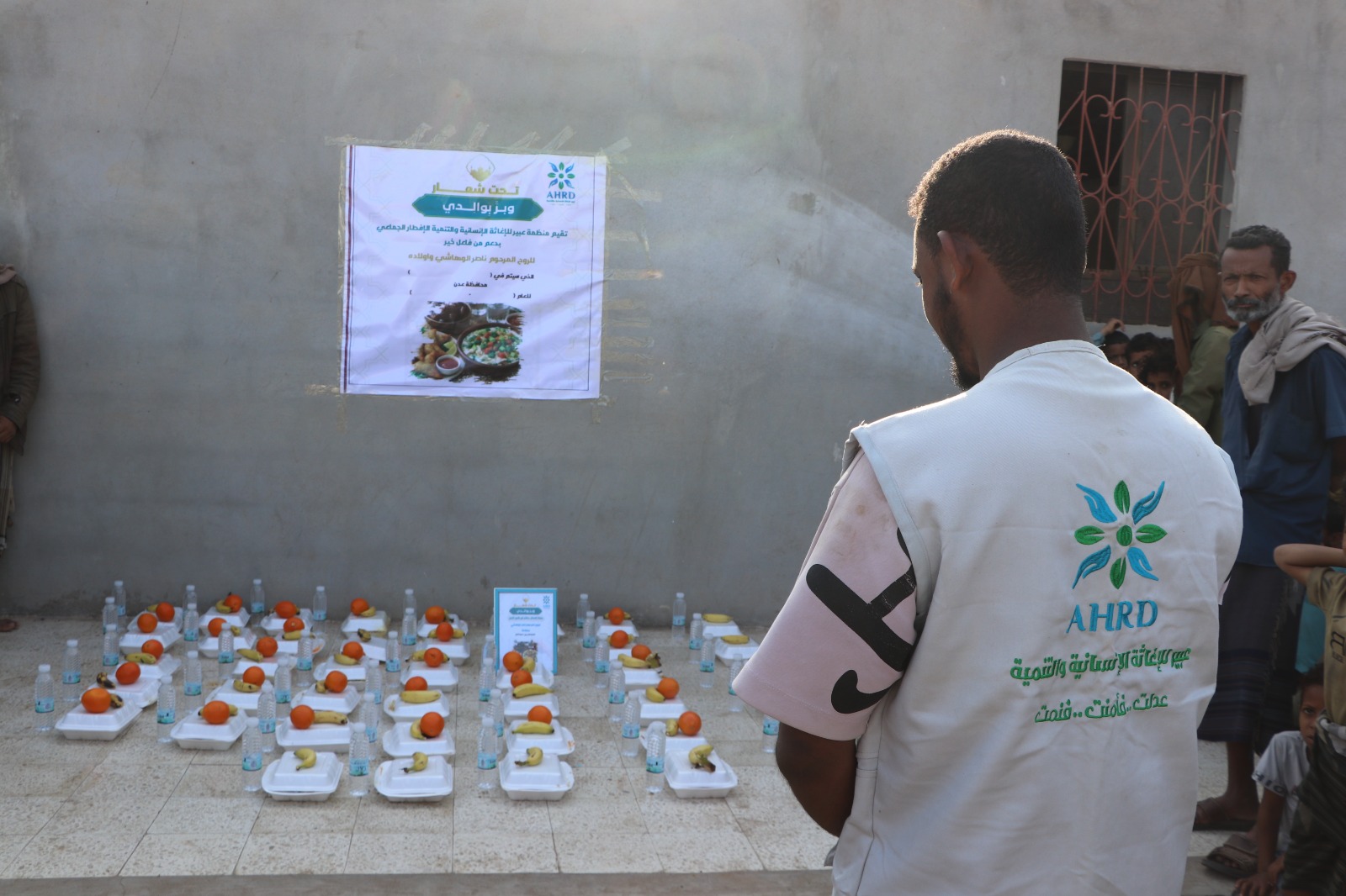 تحت شعار “وبرًّا بوالدي”.. منظمة عبير توزع 100 وجبة غذائية للأسر الأشد فقرًا في منطقة قلوعة بئر عيشة بالبريقة