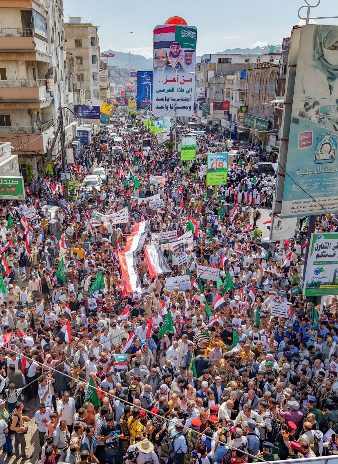 عبدالله العليمي: حشود تعز ومأرب تعبر عن موقف يمني أصيل داعم للسعودية ومندد بالعدوان الإيراني