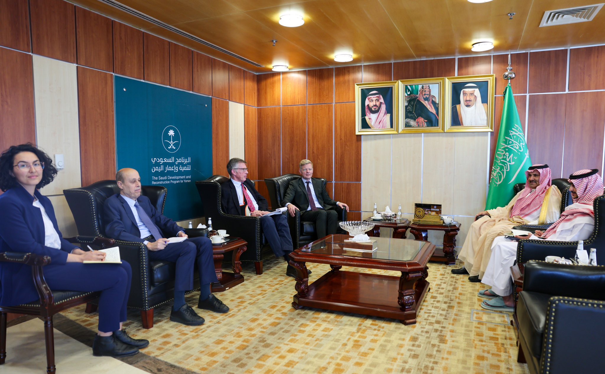 السفير آل جابر يبحث مع المبعوث الأممي مستجدات الأوضاع في اليمن وملف المحتجزين