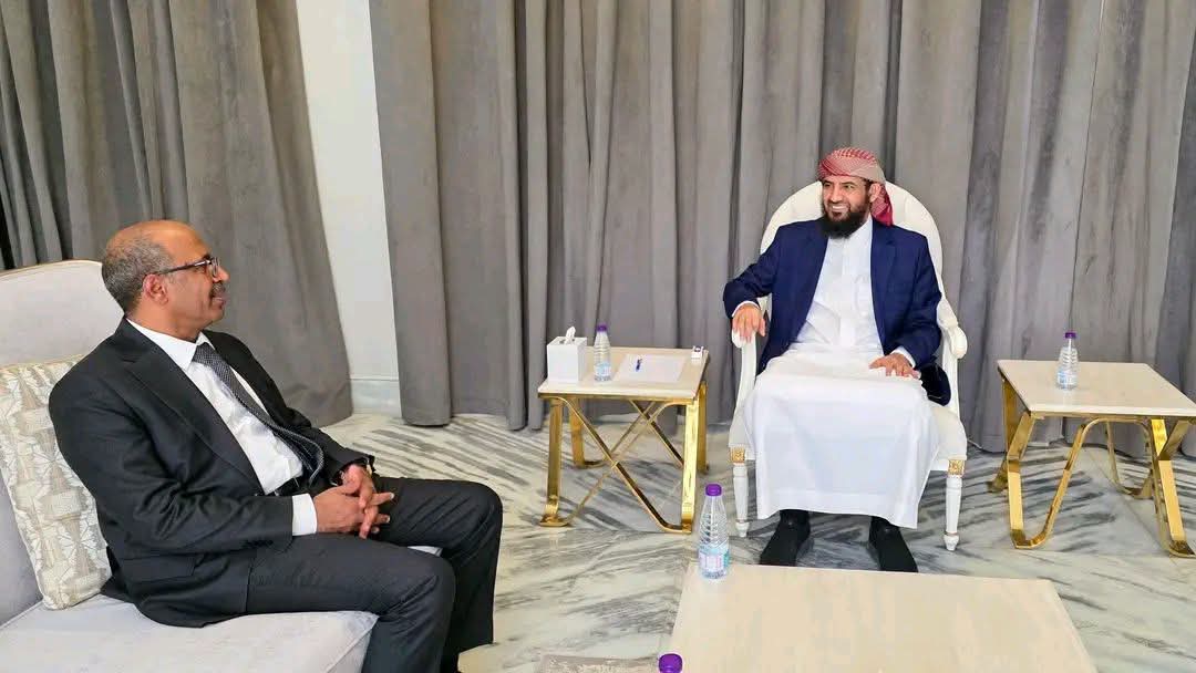 عضو مجلس القيادة المحرمي يناقش ترتيبات استئناف تصدير النفط وتعزيز موارد الدولة